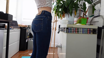 Teen sexy in tight jeans splitting her cameltoe ! See this - Tight