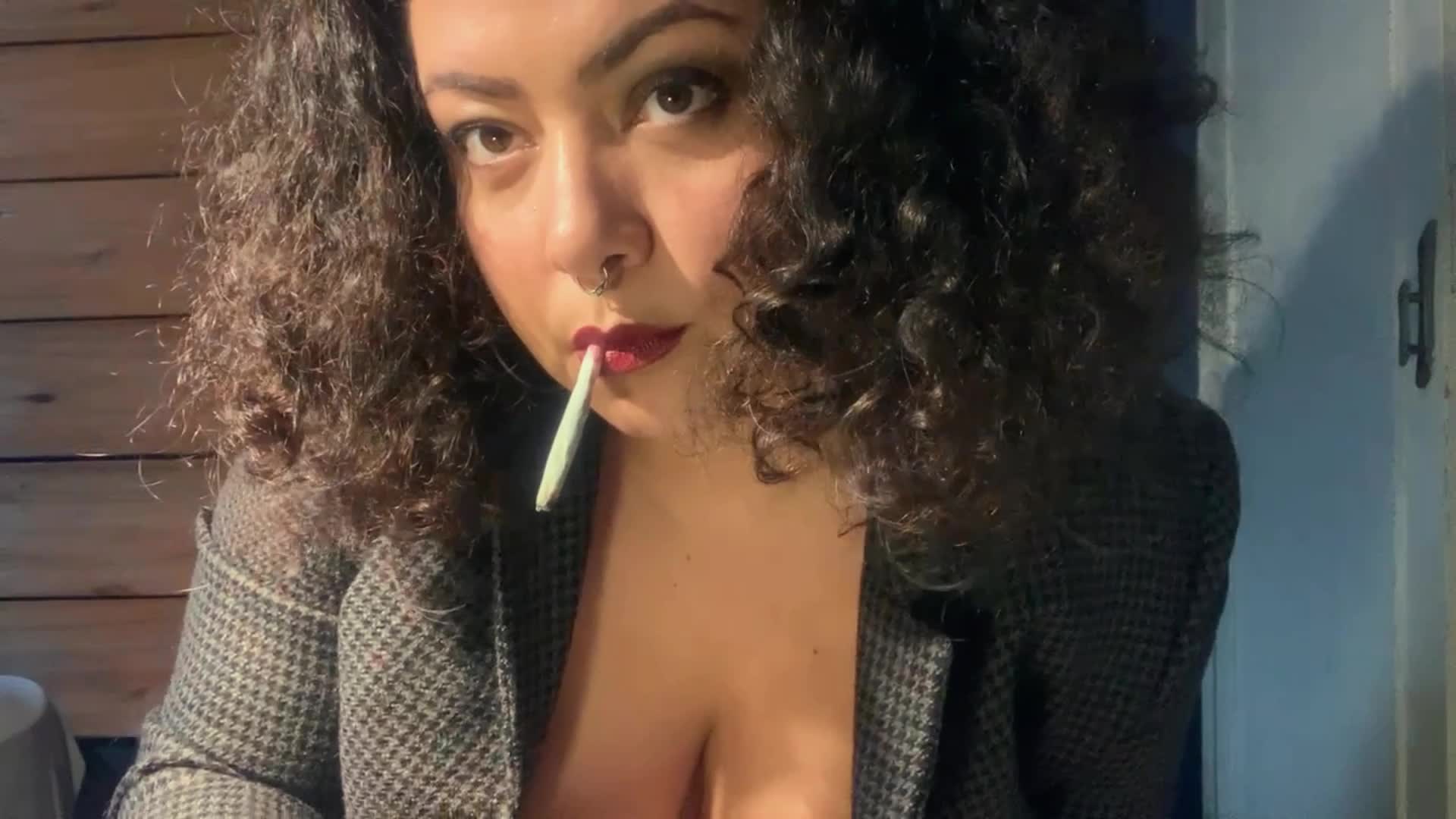 RamonaOwnsYou BBW Feet, BBW Smoking & Barefoot-Soles Fetish Videos |  iWantClips.com